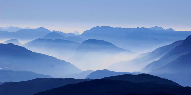 烘焙工具创新案例：如何通过面包柜定制化外观设计实现品牌差异化与高效食品展示